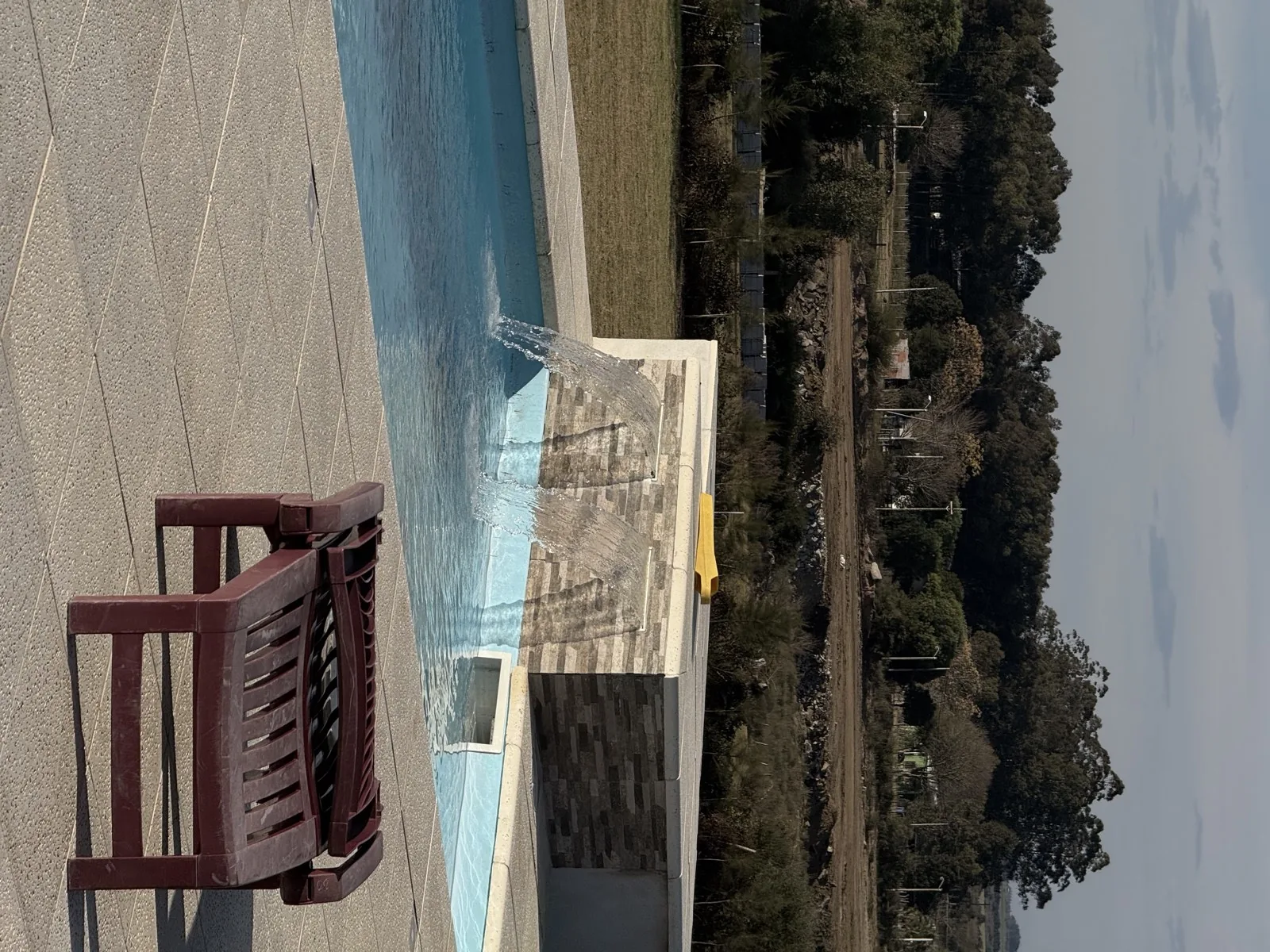 Piscina de fibra de 9.40 x 3.80 m con cascada y vereda perimetral